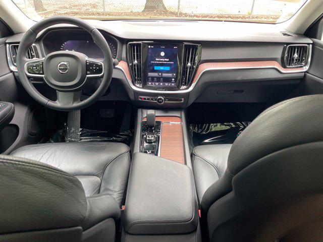 2023 Volvo S60 B5 Plus Dark Theme