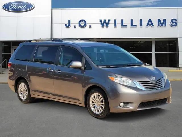 2017 Toyota Sienna XLE 8 Passenger for sale in Gladewater, TX