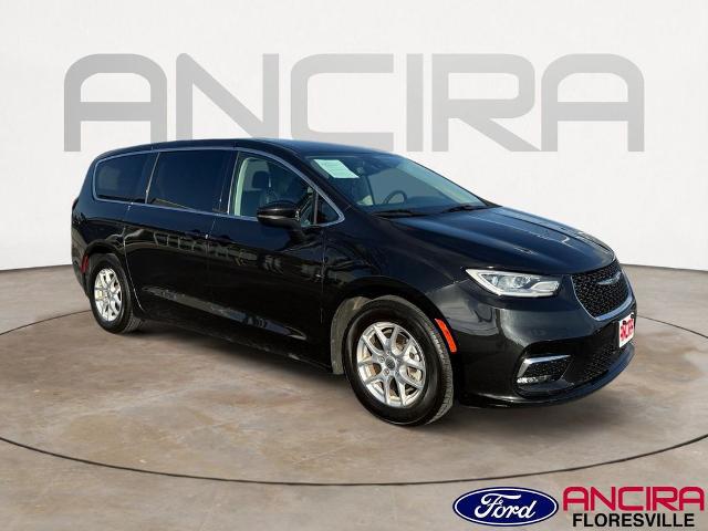 2023 Chrysler Pacifica Touring L for sale in Floresville, TX