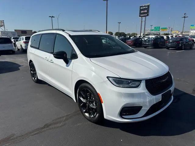 2025 Chrysler Pacifica Limited for sale in Wichita, KS