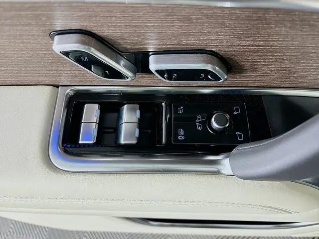 2026 Land Rover Range Rover P400 SE 7 Seat
