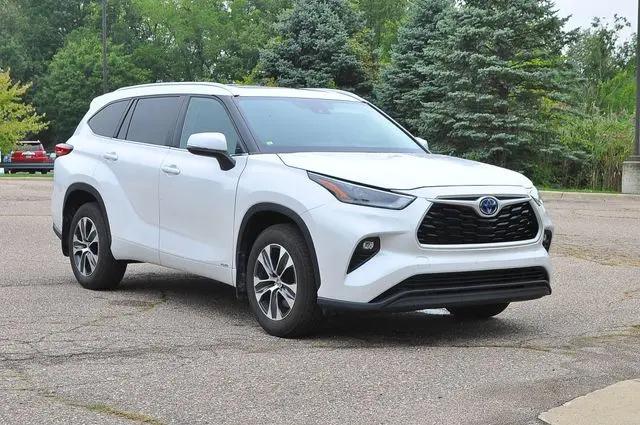 2023 Toyota Highlander Hybrid XLE for sale in Canton, MI