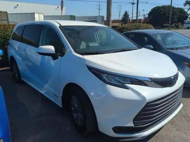 2021 Toyota Sienna LE for sale near Cincinnnati, OH