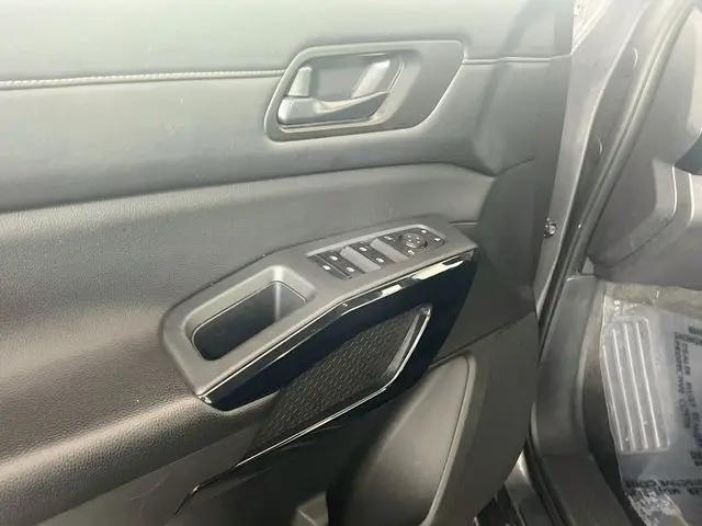 2025 Nissan Pathfinder SV FWD