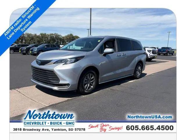 2025 Toyota Sienna LE for sale in Yankton, SD