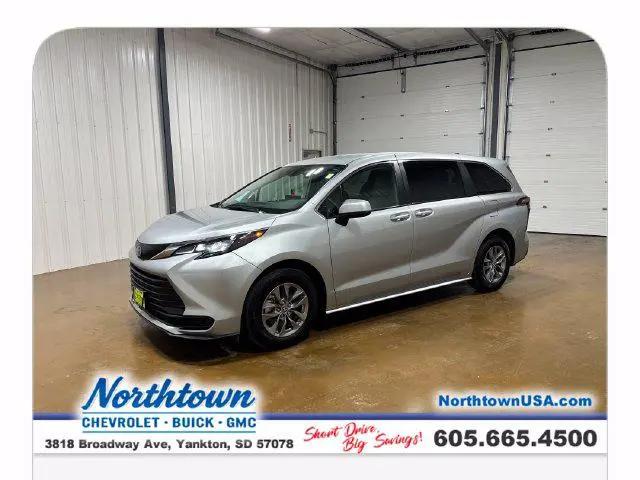 2025 Toyota Sienna LE for sale in Yankton, SD