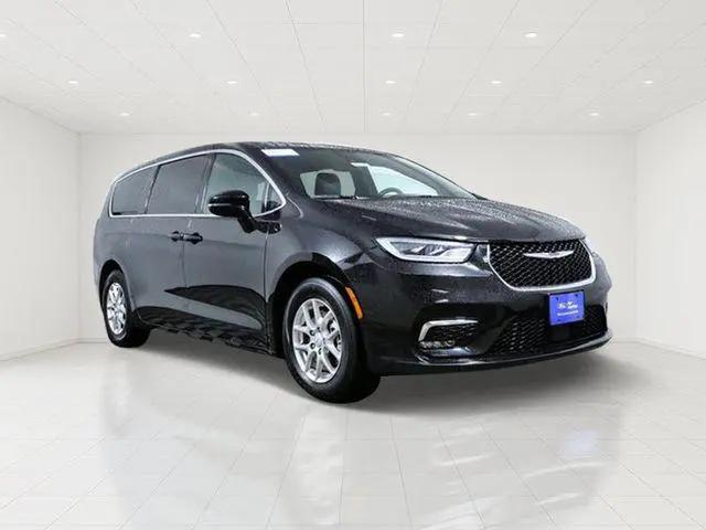 2025 Chrysler Pacifica Select for sale in Apple Valley, MN