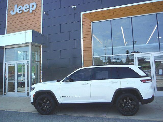 2023 Jeep Grand Cherokee Altitude 4x4 2023 Jeep Grand Cherokee Altitude 4x4