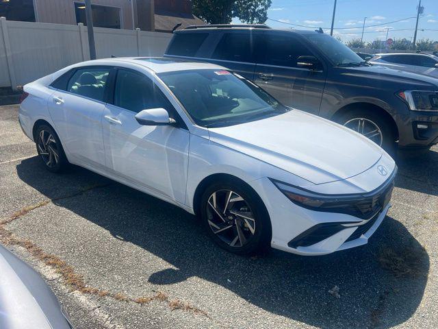 Serenity White 2025 Hyundai Elantra Hybrid Sedan Front-Wheel Drive 6-Speed Dual Clutch