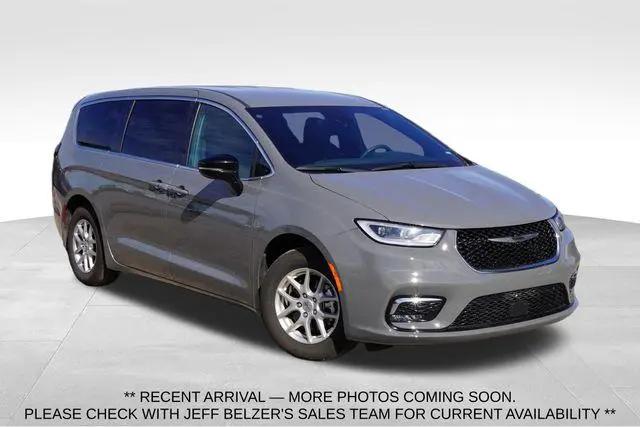 2025 Chrysler Pacifica Select for sale in Roseville, MN