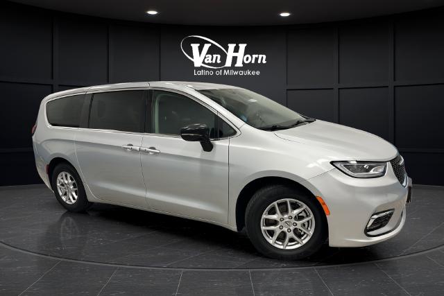 2024 Chrysler Pacifica Touring L for sale in Milwaukee, WI