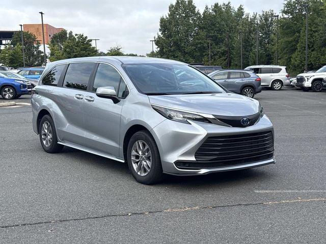 2025 Toyota Sienna LE
