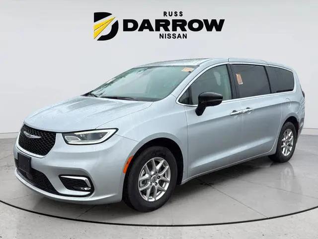2024 Chrysler Pacifica Touring L for sale in Milwaukee, WI