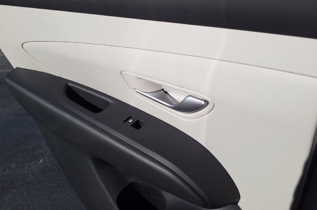 New 2026 White Pearl HYUNDAI SEL Plus FWD image 21