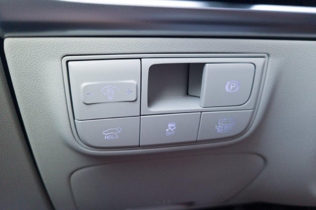 New 2026 White Pearl HYUNDAI SEL Plus FWD image 32