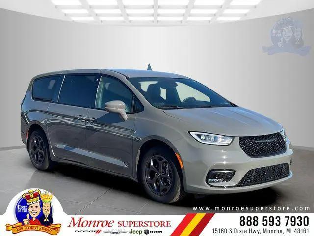 2022 Chrysler Pacifica Hybrid Touring L for sale in Monroe, MI
