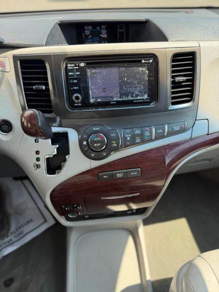 2013 Toyota Sienna XLE V6 8 Passenger