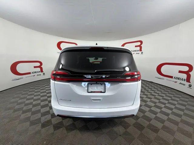 2027 Chrysler Pacifica Select Van 4D