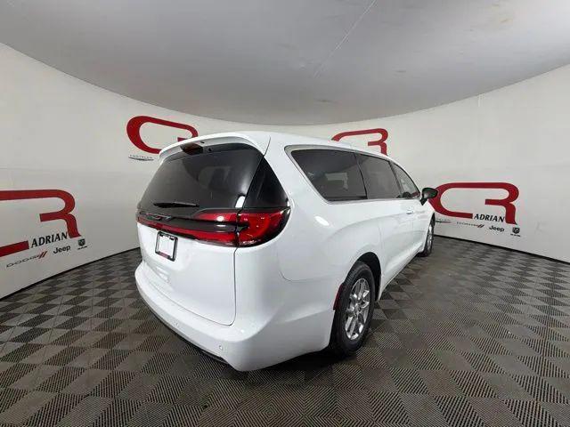 2027 Chrysler Pacifica Select Van 4D