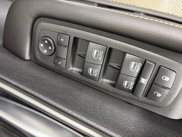 2027 Chrysler Pacifica Select Van 4D