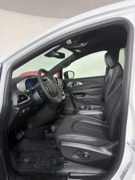 2027 Chrysler Pacifica Select Van 4D