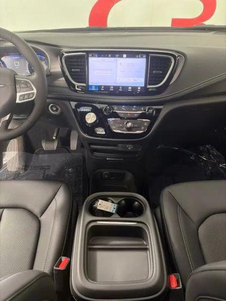 2027 Chrysler Pacifica Select Van 4D