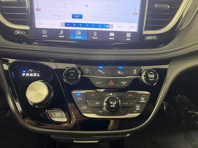 2027 Chrysler Pacifica Select Van 4D