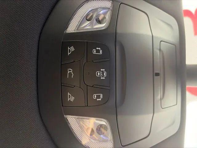 2027 Chrysler Pacifica Select Van 4D