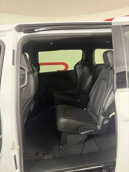 2027 Chrysler Pacifica Select Van 4D