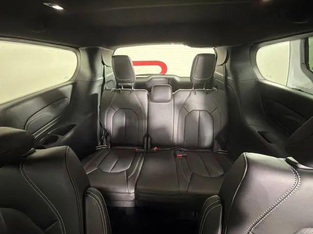 2027 Chrysler Pacifica Select Van 4D