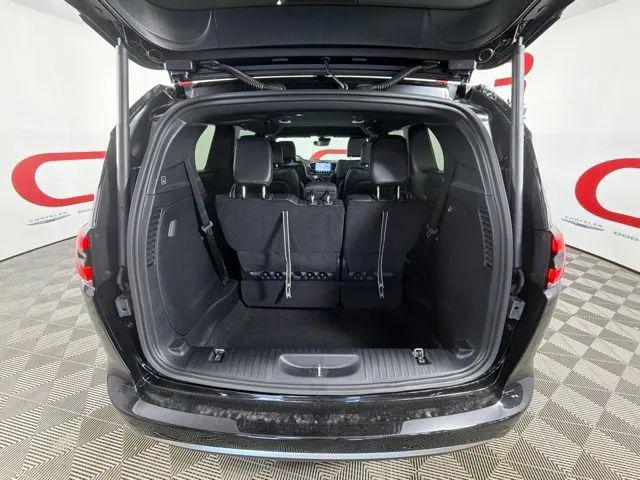 2027 Chrysler Pacifica Select Van 4D