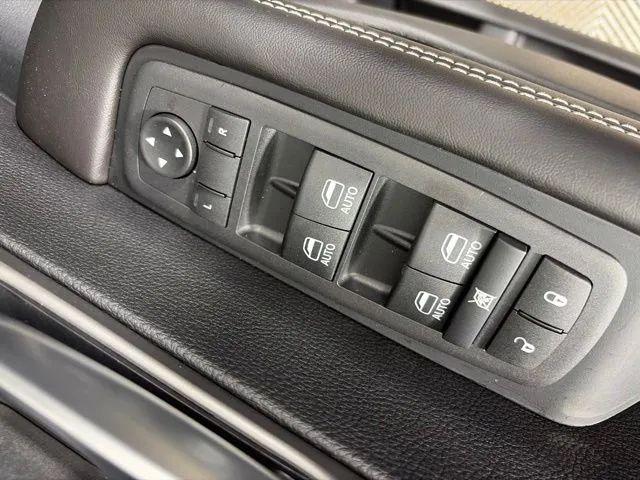 2027 Chrysler Pacifica Select Van 4D