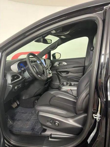 2027 Chrysler Pacifica Select Van 4D