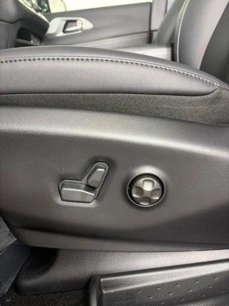 2027 Chrysler Pacifica Select Van 4D