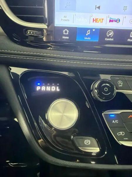 2027 Chrysler Pacifica Select Van 4D