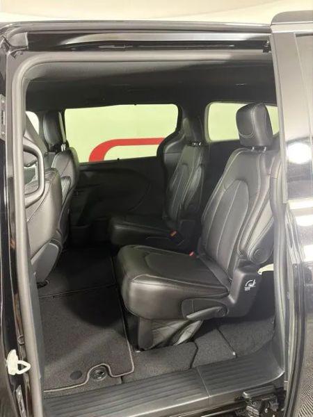 2027 Chrysler Pacifica Select Van 4D