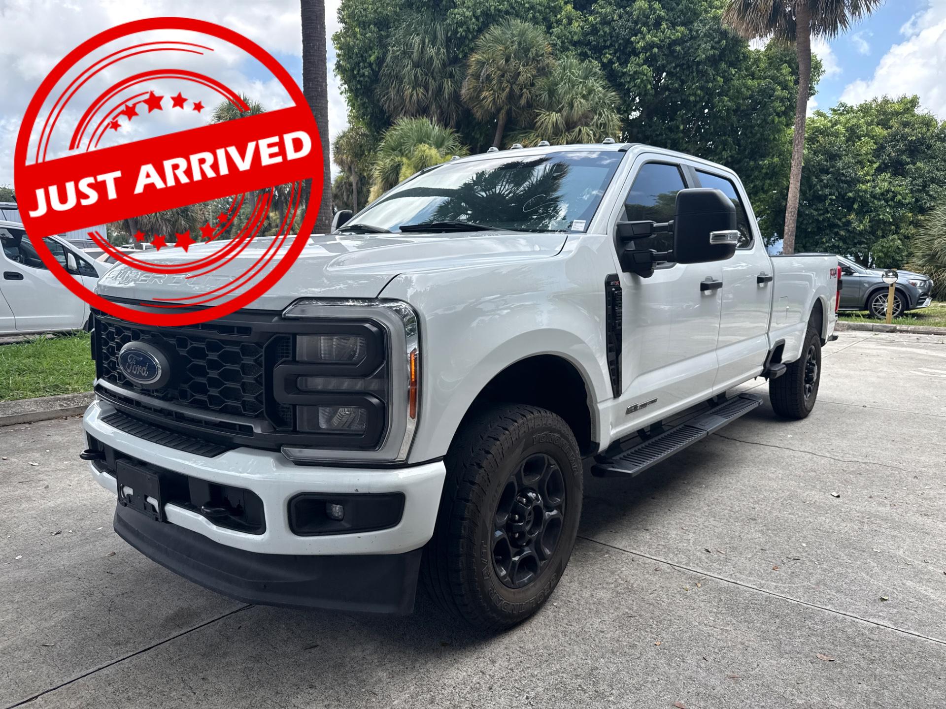 Oxford White 2023 Ford F-350 Super Duty Pickup Truck Four-Wheel Drive Automatic