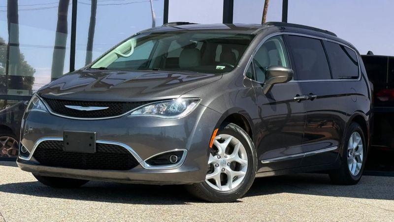 2017 Chrysler Pacifica Touring-L