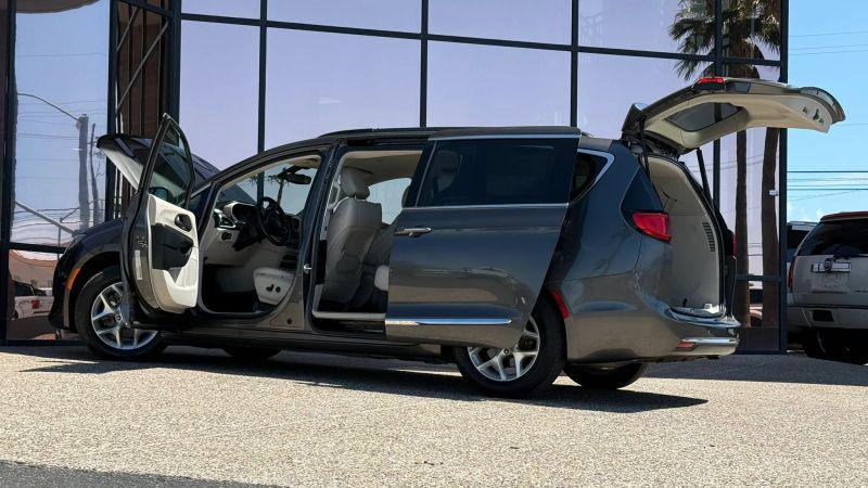 2017 Chrysler Pacifica Touring-L