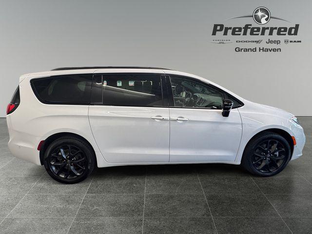 2025 Chrysler Pacifica Limited AWD