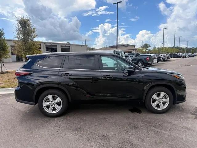 2025 Toyota Highlander LE