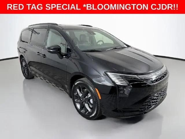 2027 Chrysler Pacifica Limited AWD for sale in Bloomington, IL