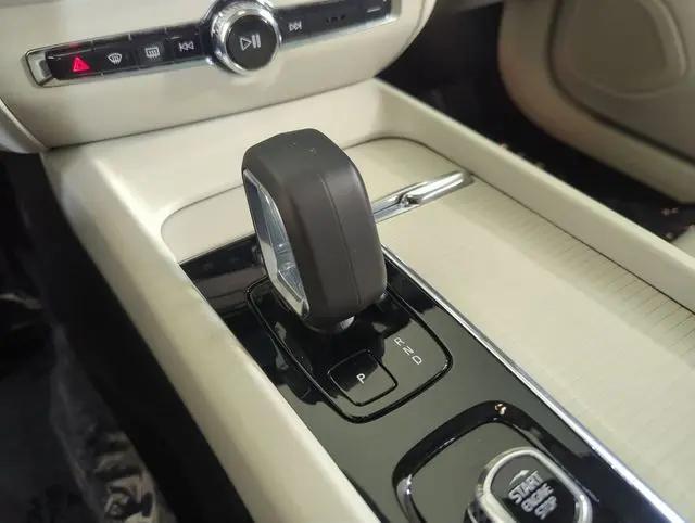 2024 Volvo S60 B5 Core Dark Theme