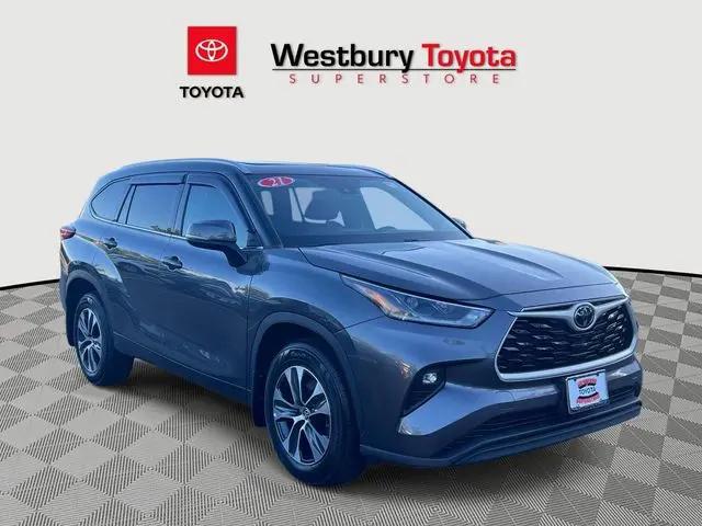 2021 Toyota Highlander XLE for sale in Westbury, NY