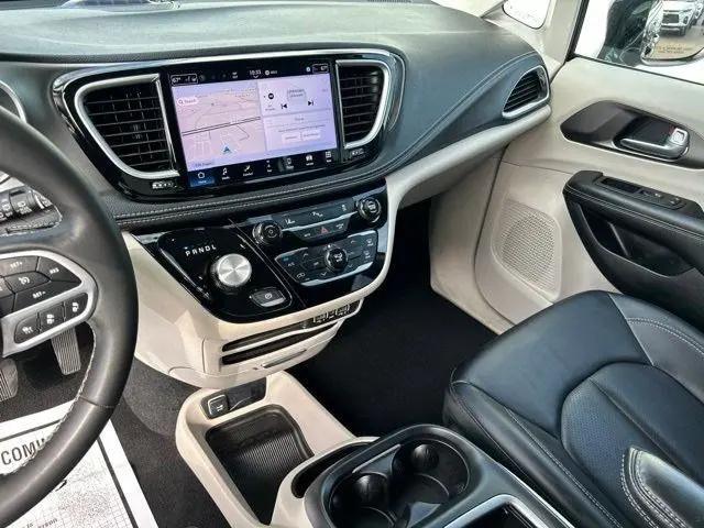 2024 Chrysler Pacifica Hybrid Select