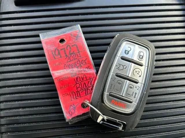 2024 Chrysler Pacifica Hybrid Select