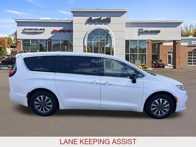 2024 Chrysler Pacifica Hybrid Select