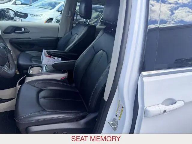 2024 Chrysler Pacifica Hybrid Select