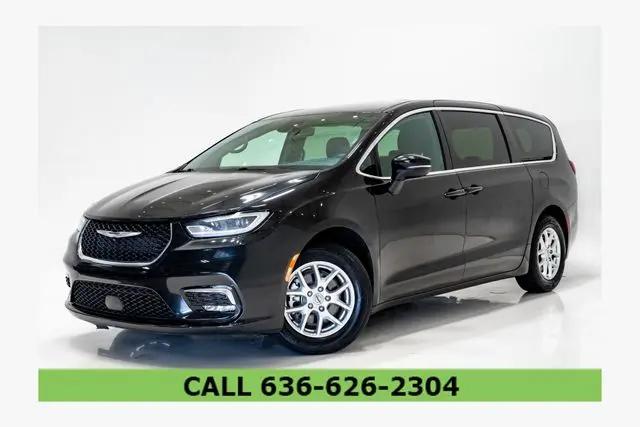 2023 Chrysler Pacifica Touring for sale in St. Peters, MO