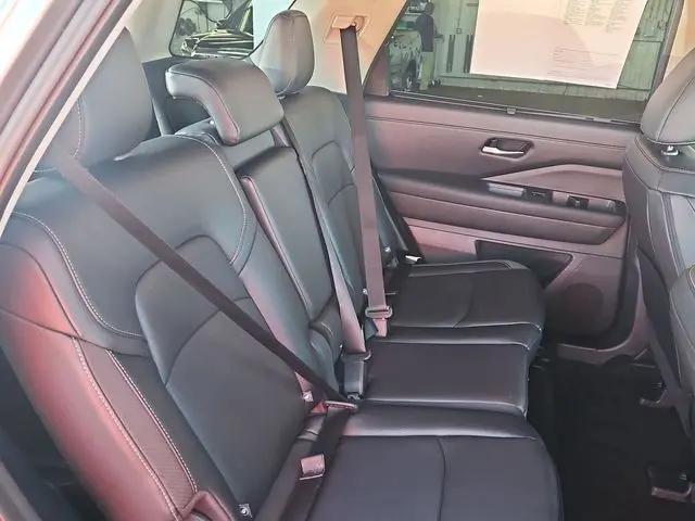 2025 Nissan Pathfinder SL 4WD